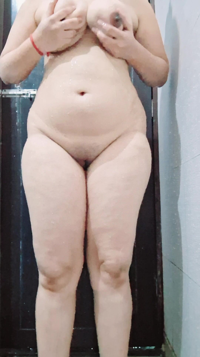 Riyathakur: Une bhabhi sexy se lave la sodomie dans la salle...