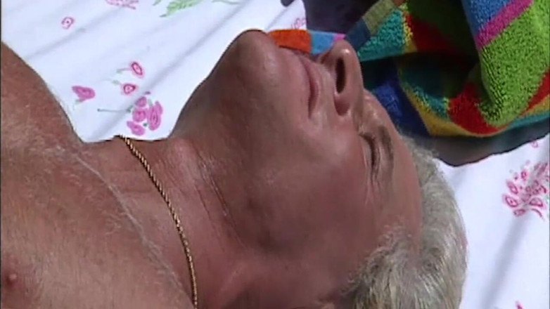 ONLYFREAKSX: Họ đụ không kiềm chế trên bãi biển