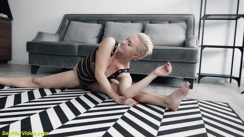 Sexflex video: Flexible MILF toying her tight asshole