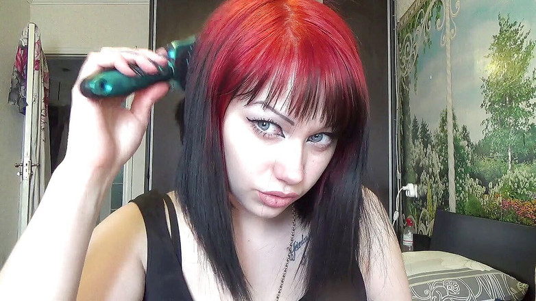 Goddess Misha Goldy: Đánh răng tóc của tôi với bàn chải nhỏ và...