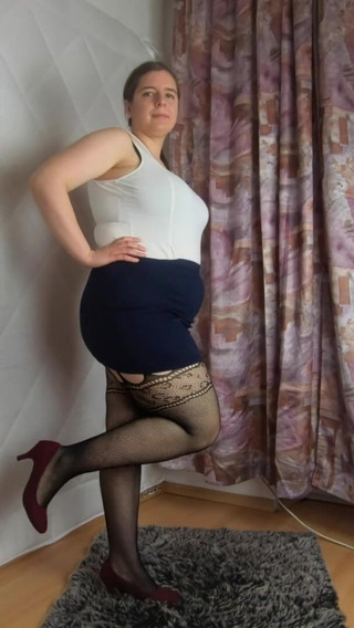 Lingerie Review: Mini-jupe talons et bas résille non censurés