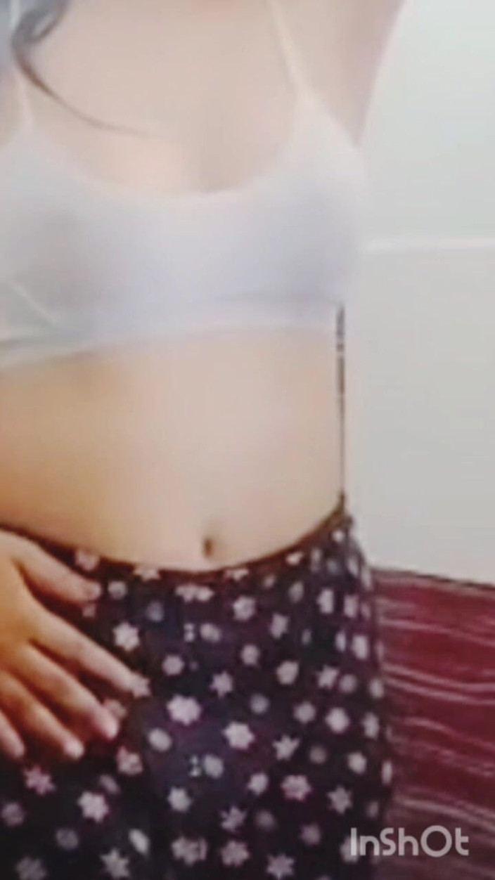 TricolorMusic3: Gadis desa desi India ketahuan masturbasi saat mandi