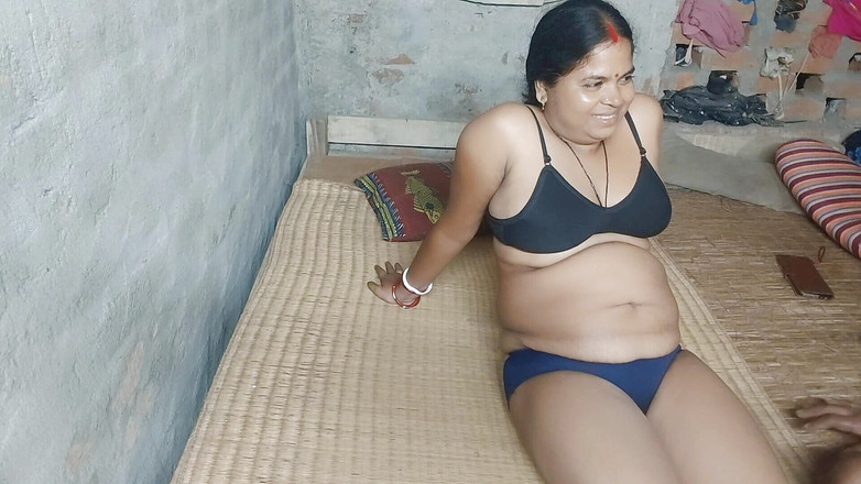 Priyanka xxx: 仆人脱光了女主人，在商店里操了她。