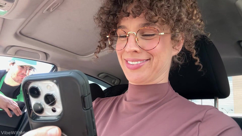VibeWithMommy: 巻き毛の女王がコーヒーボーイを迎えに行く