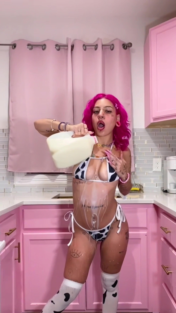 Nali Marie: Bimbo Pouring Milk, Bouncing Boobs, Ahegaho Face, Booty Spanking, Sploshing (cow...