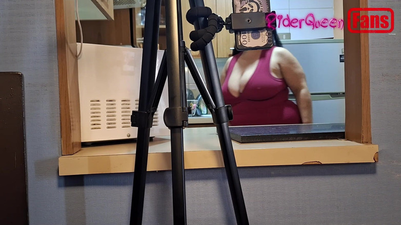 Riderqueen: ファンのための動画 マスクをかぶった若者がキッチンで私を抱く舞台裏