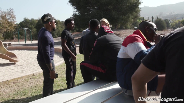 Blacks On Cougars: Cougar miang Cindy Crawford mahukan gangbang dubur dengan zakar hitam...