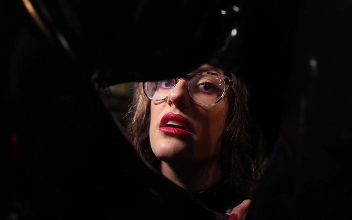 Countess diamond: Confinée dans un sac en latex, POV