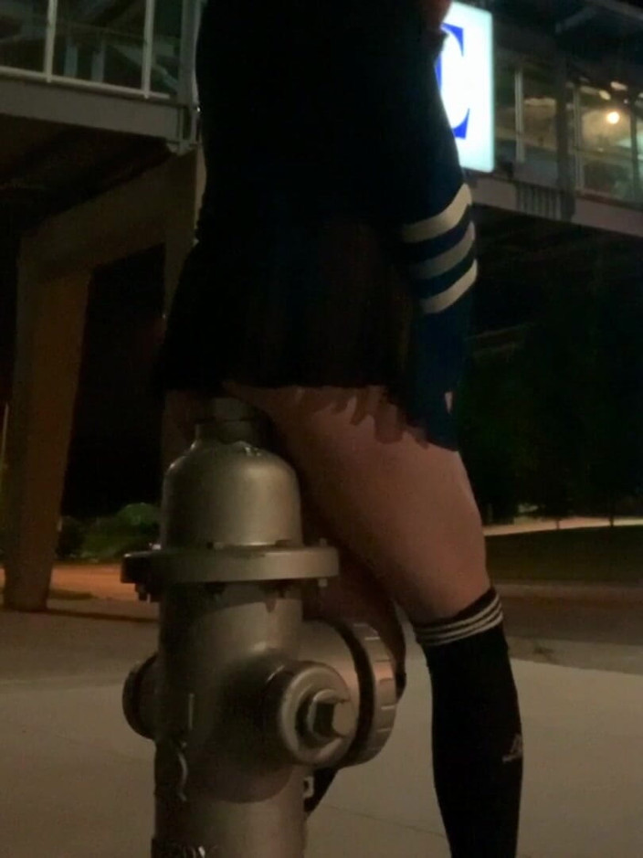 CindieLove: Reiten eines riesigen dildos auf einem Feuerwehrhydrant neben der belebten 4...