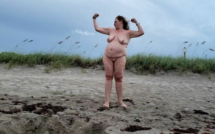 Twinkie MILF: परिपक्व खूबसूरत विशालकाय महिला मूर्ख हो रही है और नग्न समुद्र तट पर चल रही है