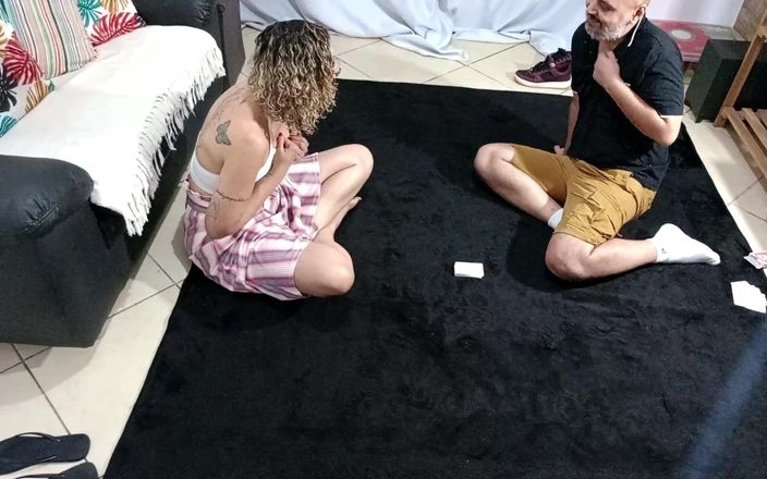 Gabi SweetCouplesStories: Stiefniece stimmt zu, karten zu spielen und hat am ende...