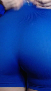 Morena de gran trasero caliente probando ropa de gimnasio