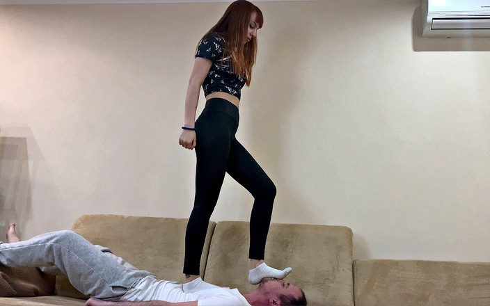 Petite Princesses Femdom: Zła księżniczka Kira pełne deptanie wagi, w tym skoki na...