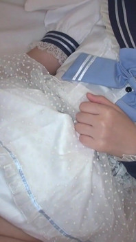 Kavárna dívka je chycena ve vztahu! Je odhalena její slabost a dvakrát nemilosrdně se vystříká do kundičky! Miki 22