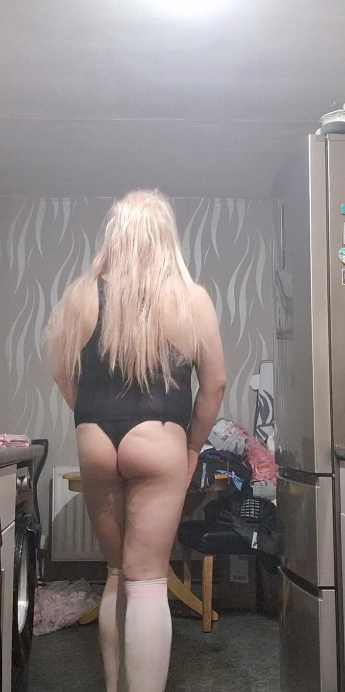 Tinychubman: Sexy kleine lul Mietje Alicia-Sissy-Smallz geniet eindelijk van zichzelf.