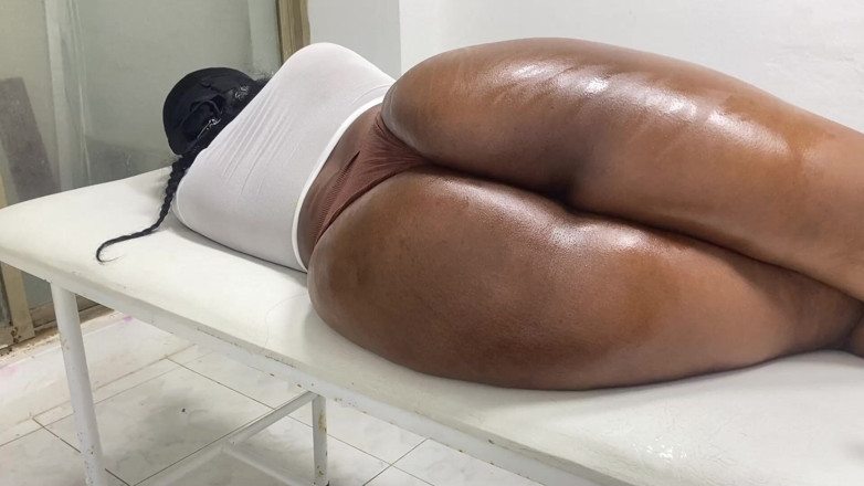 omairaberbatov: Nachbarin wird für eine köstliche massage-session bestochen