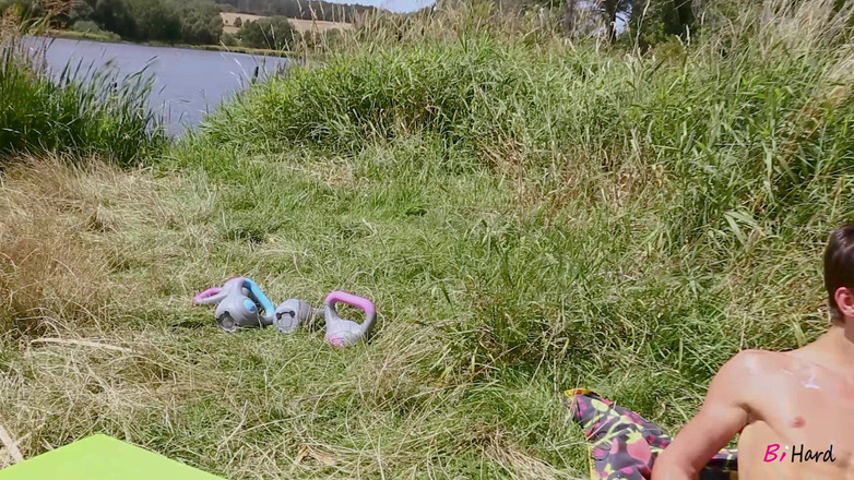 Bi Hard: Avventura sul lago bisex