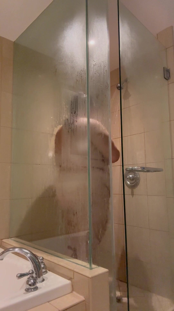 SofieeSoles: Толстушка мокреет в душе