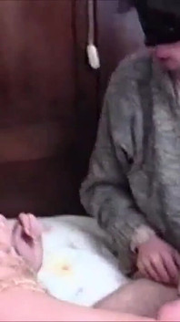 Раком я трахав її пизду маленькою іграшкою