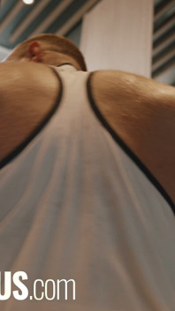 Crucero en el gimnasio y follada muscular
