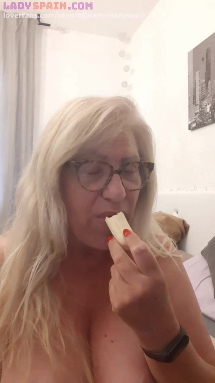 Lady Spain: フィナがバナナを彼女の膣に入れる。彼女はそれを味わい、マスターベーションをして、とてもムラムラしています!