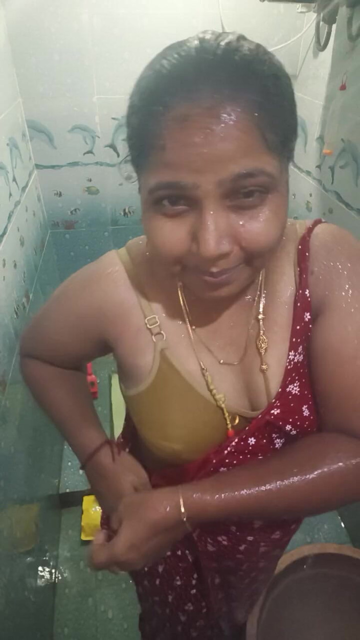 Susmitha2258: Mujer india duchándose