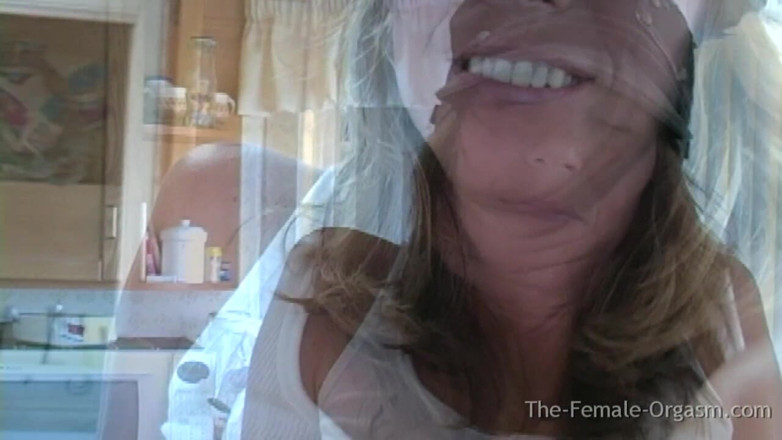 The Female Orgasm: Sexy MILFka je škádlivá a masturbuje kapající kundičku k velkému orgasmu