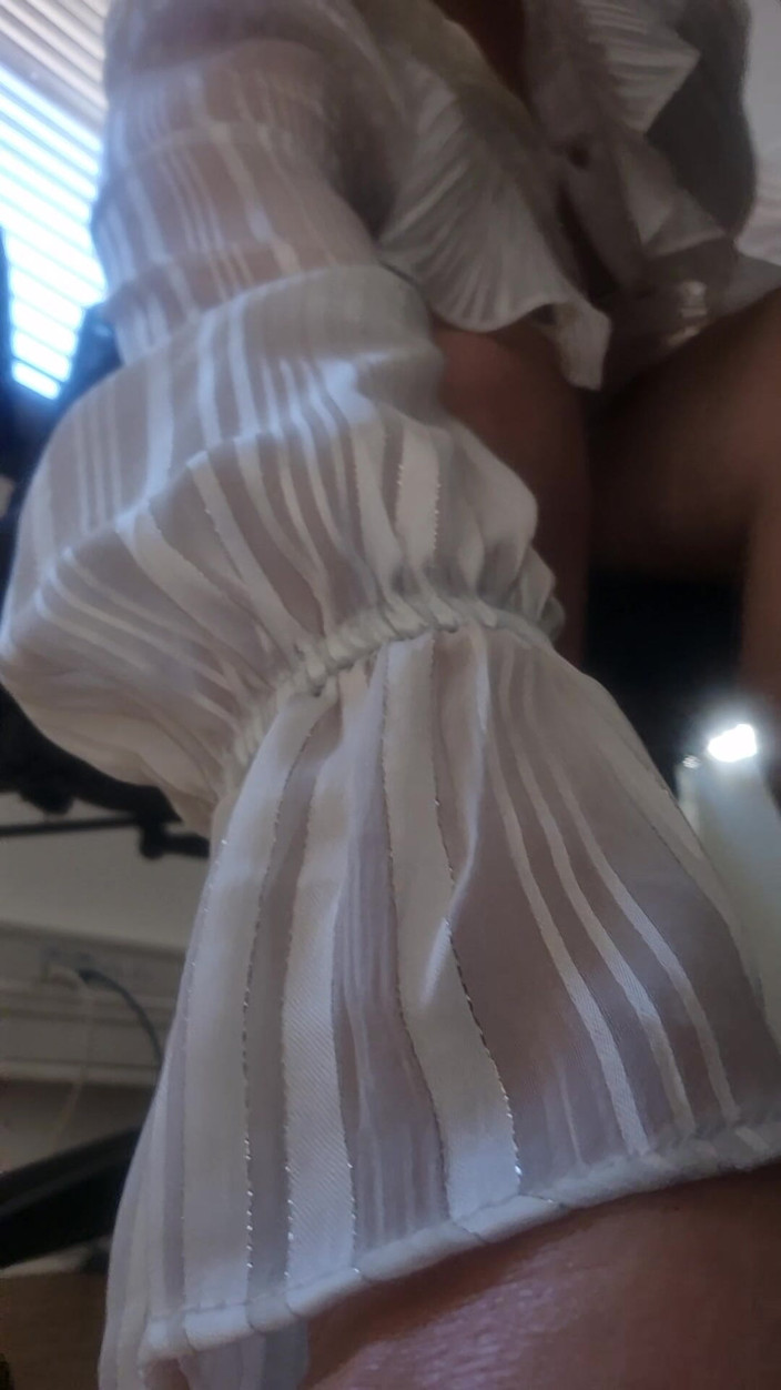 Sofy13: 我当天上班的衣服，你来帮我脱衣服