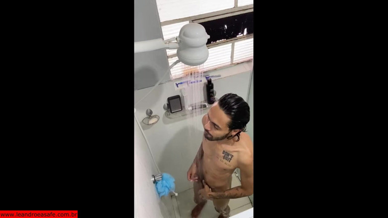 Leandro e Asafe: Banyoda ateşli mastürbasyonu güvenli bir şekilde vuruyor