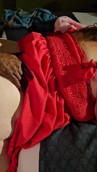 Une salope en robe rouge se fait pencher par une grosse bite noire