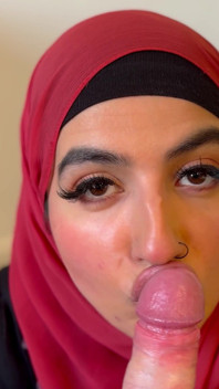 Aaliyah Yasin stara się nie połykać spermy przyrodniej brata