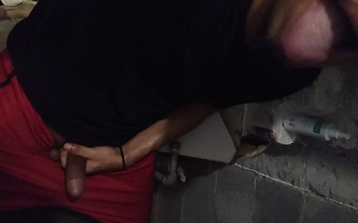 AlexAlejandro13: Había que usar una pajita en el baño. Te gusta...