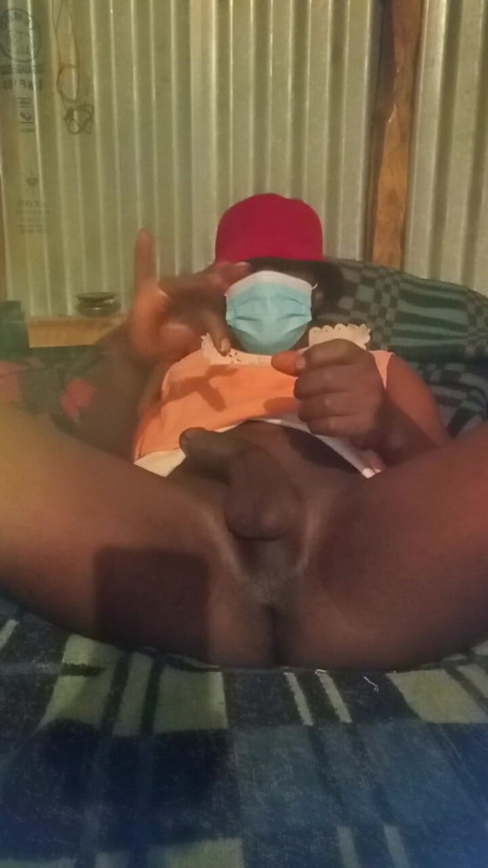 Sexyjayla254: Travesti erkek arkadaşım boşalana kadar büyük güzel yarağını okşuyor