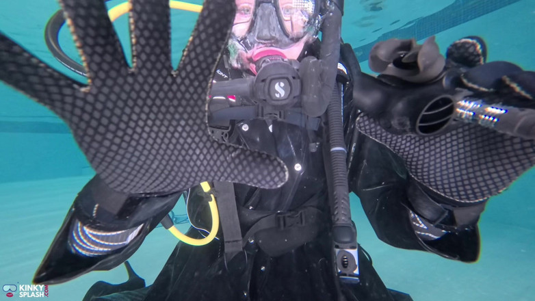 UKCuteGirl Lucy Lauren: Undervattensdominans i full Scuba Gear