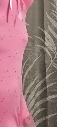Cdmichelle porte un nody rose sexy avec des porte-jarretelles jouant avec sa bite