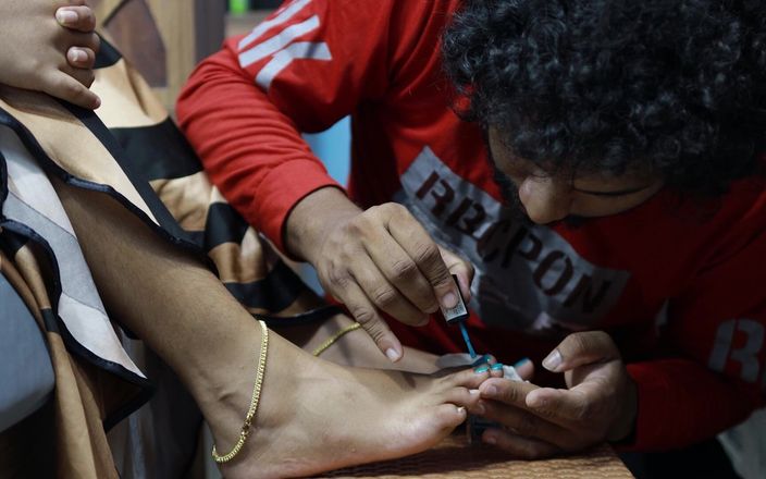 Vaigavarun Feet romance: Chlapec položí lak na nehty na nohy dívky