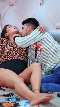 Seksi desi evli kadın kocasının arkadaşı tarafından sert sikiliyor