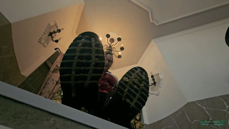 Strict Senz: Monika Schmidt Pod mými špinavými botami otrokyně lízání drtícího odpadu Obryně...