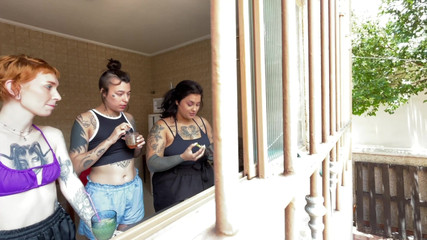 Quente club: Tombul kız arkadaşlarını seks öğleden sonrasına davet etti