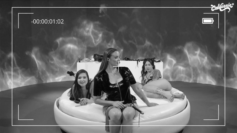 California TV: Quente Asiática Menina Seduzindo E Se Masturbando Para O Correio.
