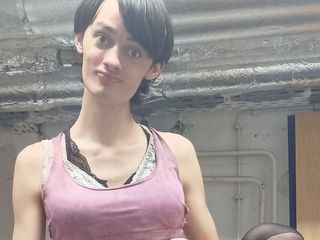 Alicia Quinn: Sexy meisje neukt Carolina in de wasruimte