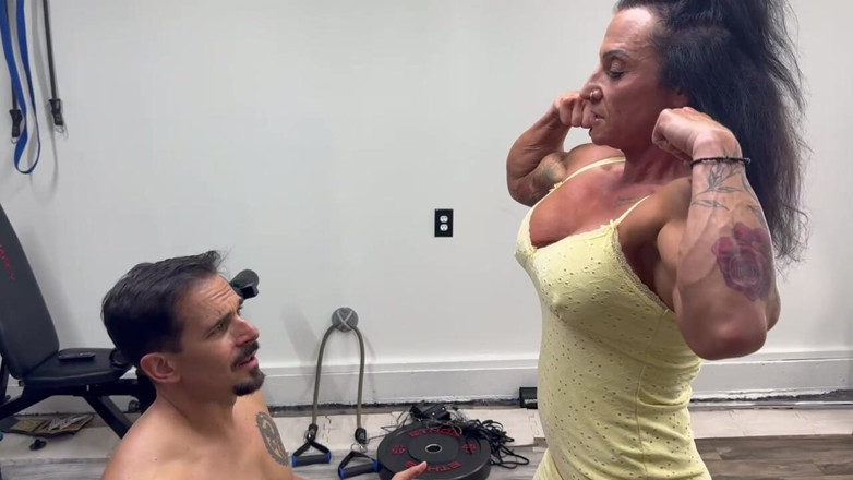 Kandylegsxxx: MILF Kandy odčerpává velké péro mladého samce