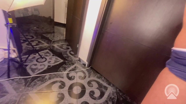 KenPrince: Ken Prince Sissy-latino Öffnet Ihren Blasenhintern Vor Dem Pizzalieferanten, Nachdem Sie...