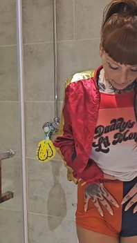 Pișându-mă prin ținuta mea Harley Quinn