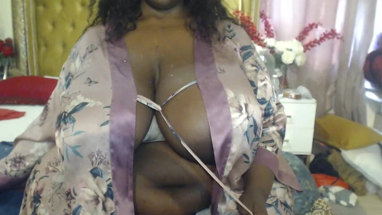 Legendary Booty Overdose: Traviesa grandota cachonda y sola en casa