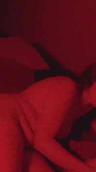 Busty Curvy Girl Wiązany Dostaje fucked Na stojąco w Klubie Swingersów. Ona ssie dwa jednocześnie od nieznajomych