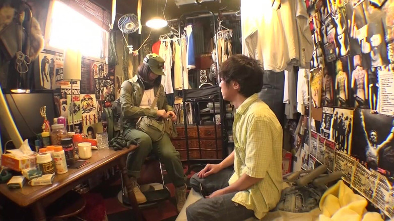 Raptor Inc: सफेद नरम चमड़ी वाली 170 सेमी लंबी सेना महिला