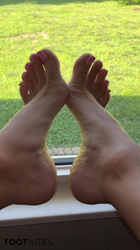 Ivys Füße auf dem fenster