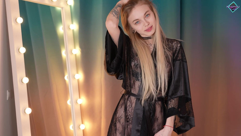 Karneli Bandi: Sexy dívka miluje jezdit na péru. Sex Tape