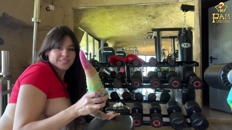 Pamsnusnu: Mi scopo il culo in palestra con un dildo di...